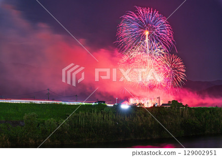 夏日的風情：夏夜空中閃耀的絢爛煙火（甲佐町香魚祭煙火大會） 129002951