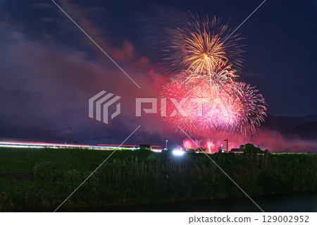 夏日的風情:夏夜空中閃耀的絢爛煙火(甲佐町香魚祭煙火大會) 夏日的風情:夏夜空中閃耀的絢爛煙火(甲佐町香魚祭煙火大會) 129002952
