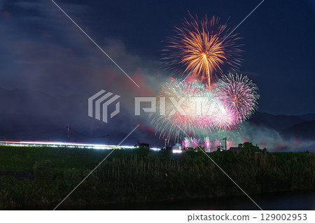 A seasonal sight in the summer, fireworks shining in the night sky (Ayu Festival Fireworks Display, Kosa Town) A seasonal sight in the summer, fireworks shining in the night sky (Ayu Festival Fireworks Display, Kosa Town) 129002953