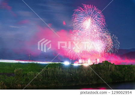 A seasonal sight in the summer, fireworks shining in the night sky (Ayu Festival Fireworks Display, Kosa Town) A seasonal sight in the summer, fireworks shining in the night sky (Ayu Festival Fireworks Display, Kosa Town) 129002954