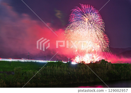 夏日的風情：夏夜空中閃耀的絢爛煙火（甲佐町香魚祭煙火大會） 129002957