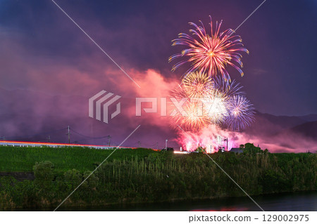 A seasonal sight in the summer, fireworks shining in the night sky (Ayu Festival Fireworks Display, Kosa Town) A seasonal sight in the summer, fireworks shining in the night sky (Ayu Festival Fireworks Display, Kosa Town) 129002975