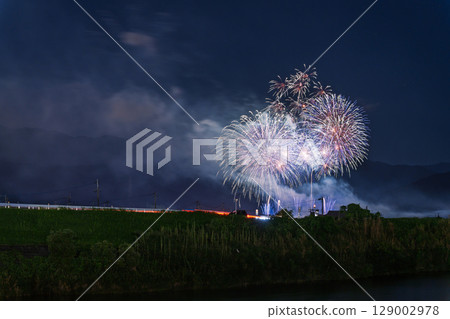 A seasonal sight in the summer, fireworks shining in the night sky (Ayu Festival Fireworks Display, Kosa Town) A seasonal sight in the summer, fireworks shining in the night sky (Ayu Festival Fireworks Display, Kosa Town) 129002978