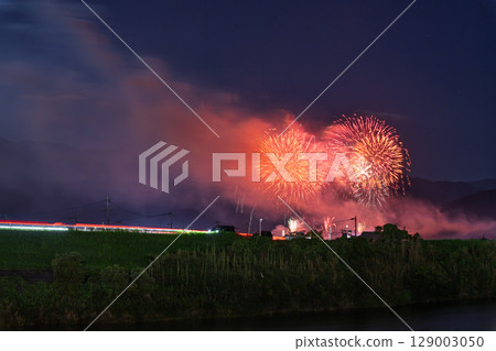 A seasonal sight in the summer, fireworks shining in the night sky (Ayu Festival Fireworks Display, Kosa Town) A seasonal sight in the summer, fireworks shining in the night sky (Ayu Festival Fireworks Display, Kosa Town) 129003050