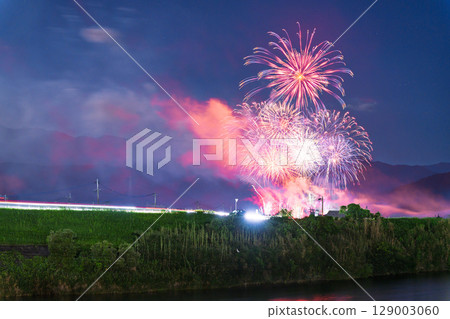 A seasonal sight in the summer, fireworks shining in the night sky (Ayu Festival Fireworks Display, Kosa Town) A seasonal sight in the summer, fireworks shining in the night sky (Ayu Festival Fireworks Display, Kosa Town) 129003060