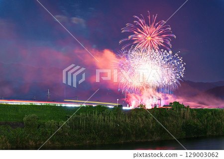 夏日的風情：夏夜空中閃耀的絢爛煙火（甲佐町香魚祭煙火大會） 129003062