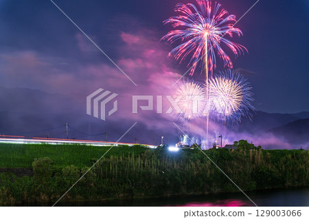 A seasonal sight in the summer, fireworks shining in the night sky (Ayu Festival Fireworks Display, Kosa Town) A seasonal sight in the summer, fireworks shining in the night sky (Ayu Festival Fireworks Display, Kosa Town) 129003066