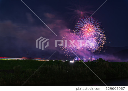 夏日的風情：夏夜空中閃耀的絢爛煙火（甲佐町香魚祭煙火大會） 129003067