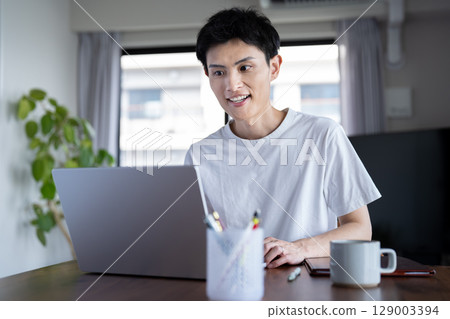 一名男子在家中舉行線上會議 129003394
