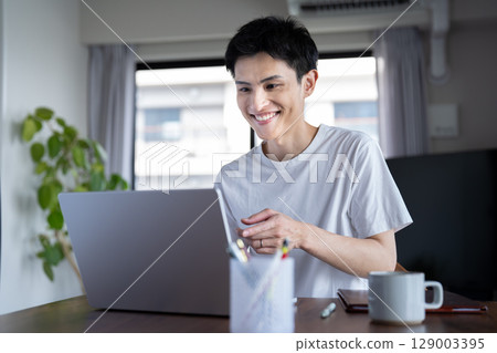 一名男子在家中舉行線上會議 129003395