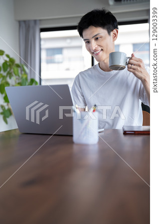 Man having an online meeting at home 129003399