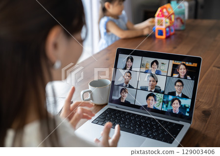 適合平衡工作和育兒的女性的遠距工作 129003406