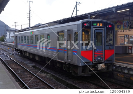 一列開往鳥取縣的本地列車停靠在山陰本線濱坂站(兵庫縣新溫泉町) 一列開往鳥取縣的本地列車停靠在山陰本線濱坂站(兵庫縣新溫泉町) 129004589