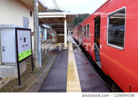 停靠在鎧井站的山陰本線非電氣化區間車輛(Kiha40) 停靠在鎧井站的山陰本線非電氣化區間車輛(Kiha40) 129004590
