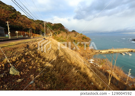 山陰本線鎧甲站下方延伸出的鎧甲港和日本海(兵庫縣香美町) 山陰本線鎧甲站下方延伸出的鎧甲港和日本海(兵庫縣香美町) 129004592