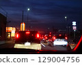 夜間路口，交通堵塞時從駕駛座看到的景色 129004756