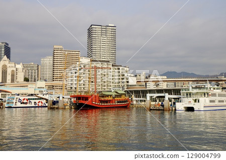 Middle jetty and Meriken Park seen from Harborland 129004799