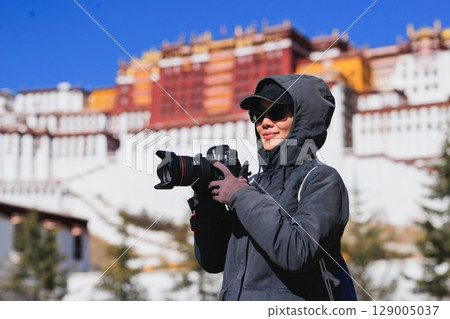 Photographer taking photo of the potala palace in Lhasa city,Tibet,China 129005037