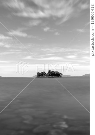 可欣賞與羽島景色的宍道湖單色風景 可欣賞與羽島景色的宍道湖單色風景 129005418