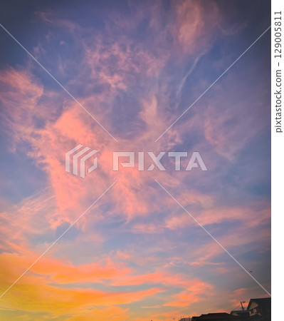 傍晚的橘色雲彩 129005811