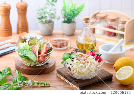 一桌色彩繽紛的蔬菜沙拉，淋上橄欖油 129006123