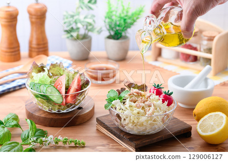 一桌色彩繽紛的蔬菜沙拉，淋上橄欖油 129006127