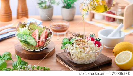 一桌色彩繽紛的蔬菜沙拉，淋上橄欖油 129006128