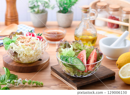 一桌色彩繽紛的蔬菜沙拉，淋上橄欖油 129006130