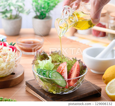 一桌色彩繽紛的蔬菜沙拉，淋上橄欖油 129006132
