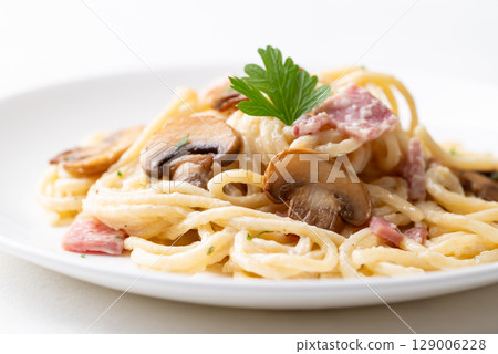 Spaghetti carbonara with ham, bacon and champignon mushroom, Italian food Spaghetti carbonara with ham, bacon and champignon mushroom, Italian food 129006228