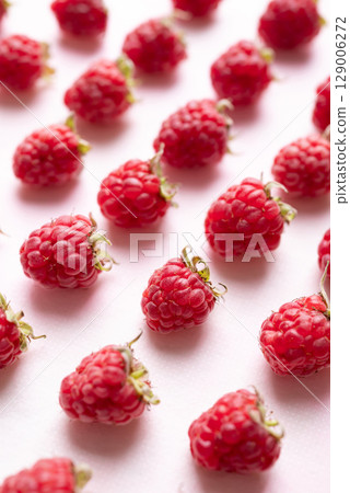 Fresh ripe raspberry with leaf on pink background, Summer fruit Fresh ripe raspberry with leaf on pink background, Summer fruit 129006272