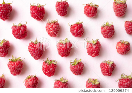 Flat lay of fresh ripe raspberry with leaf on pink background, Summer fruit, Top view Flat lay of fresh ripe raspberry with leaf on pink background, Summer fruit, Top view 129006274