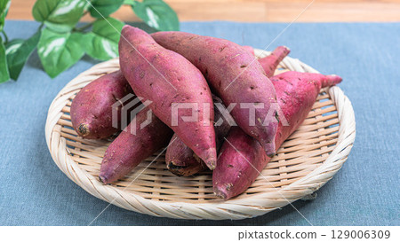 用濾鍋盛裝的紅薯 129006309