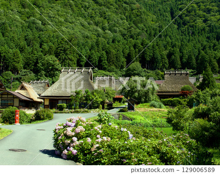 京都茅葺村紅色郵筒風景 129006589