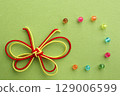 Place card material with butterfly decorations, background color yellow-green 129006599