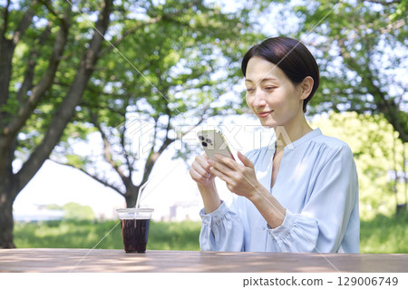使用智能手機的婦女戶外 129006749