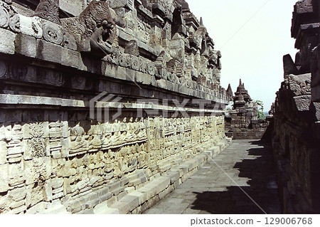 石雕/婆羅浮屠寺廟遺址,通往寺廟庭院的走廊牆上的雕刻 石雕/婆羅浮屠寺廟遺址,通往寺廟庭院的走廊牆上的雕刻 129006768