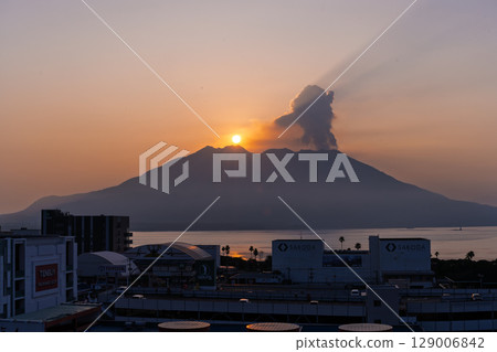 Sakurajima, the symbol of Kagoshima, is an active volcano shining against the backdrop of dawn, morning glow, sunrise, and the morning sun (Kagoshima City, Kagoshima Prefecture) Sakurajima, the symbol of Kagoshima, is an active volcano shining against the backdrop of dawn, morning glow, sunrise, and the morning sun (Kagoshima City, Kagoshima Prefecture) 129006842