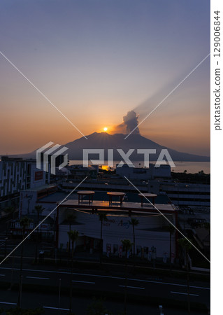 鹿兒島的象徵－櫻島，是一座在黎明、朝霞、日出、朝陽的映襯下熠熠生輝的活火山（鹿兒島縣鹿兒島市） 129006844