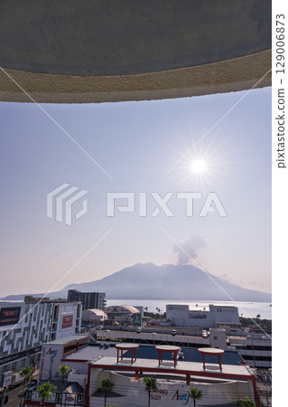 Sakurajima, the symbol of Kagoshima, is an active volcano shining against the backdrop of dawn, morning glow, sunrise, and the morning sun (Kagoshima City, Kagoshima Prefecture) 129006873