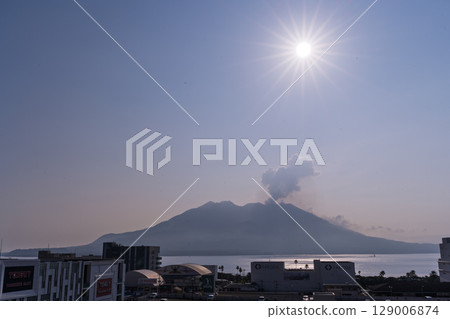 Sakurajima, the symbol of Kagoshima, is an active volcano shining against the backdrop of dawn, morning glow, sunrise, and the morning sun (Kagoshima City, Kagoshima Prefecture) 129006874