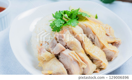 正宗的 Khao Man Gai 配香菜和酸橙 129006896
