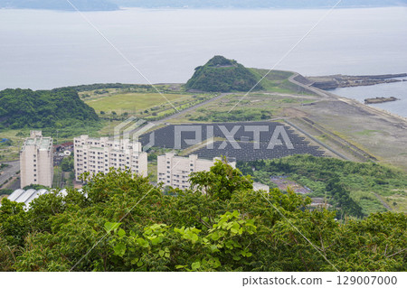 從高島權現山公園的觀景台可以欣賞公寓大樓和太陽能設施 129007000