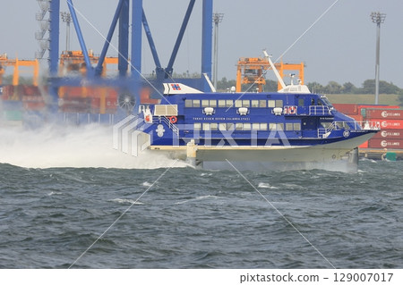 A high-speed boat speeding towards the Izu Islands. A jetfoil that kicks up a cloud of water as it moves forward. A fully submerged hydrofoil. A high-speed boat speeding towards the Izu Islands. A jetfoil that kicks up a cloud of water as it moves forward. A fully submerged hydrofoil. 129007017