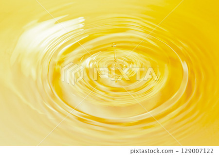 Drops of water falling on the surface of the water. 129007122