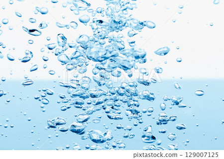 水面上漂浮著許多氣泡。 水面上漂浮著許多氣泡。 129007125
