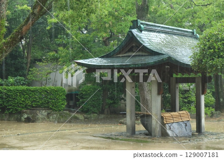 大雨中的福岡箱崎神社古井景觀 大雨中的福岡箱崎神社古井景觀 129007181