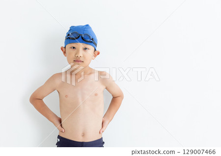 泳裝的一個微笑的男孩 泳裝的一個微笑的男孩 129007466