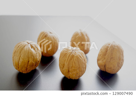 核桃核桃堅果黑色背景 核桃核桃堅果黑色背景 129007490