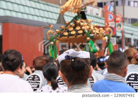 節慶頭飾：戴著桑形頭飾的婦女 129007491